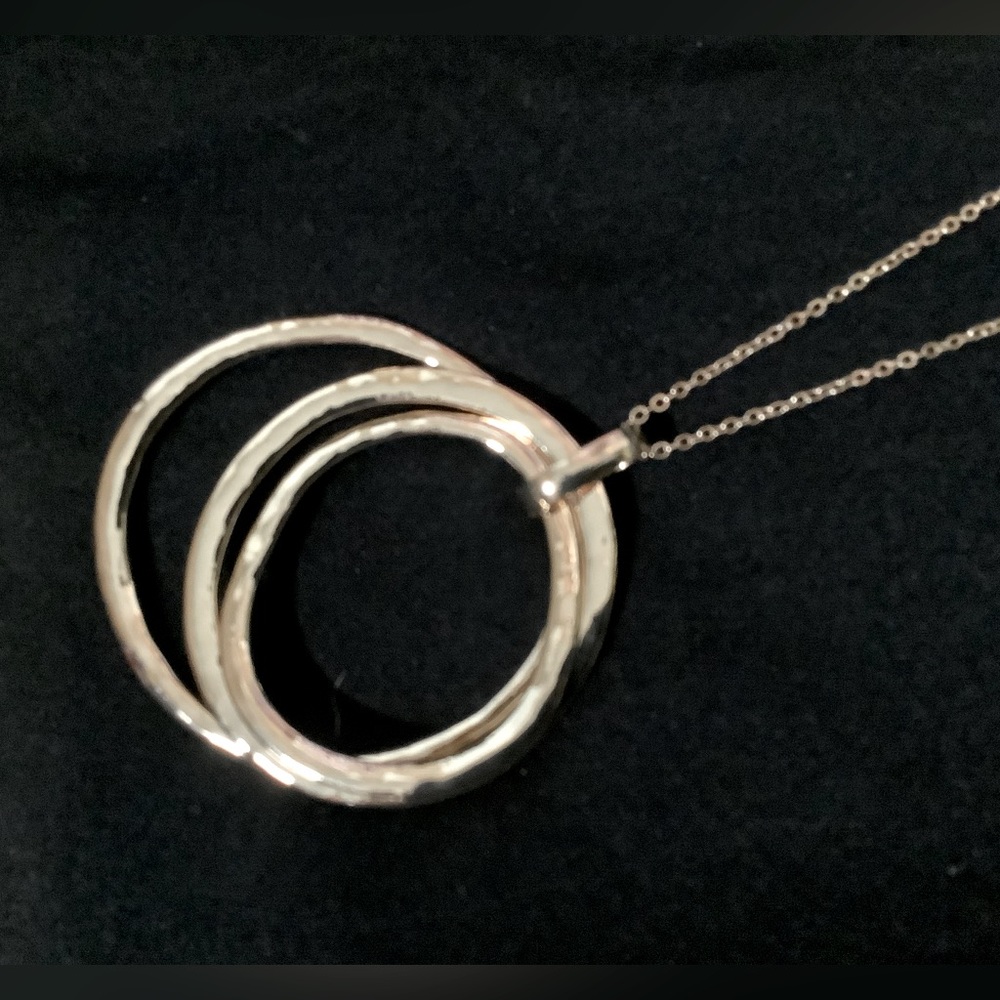 BNWOT TRIPLE LOOP PENDANT